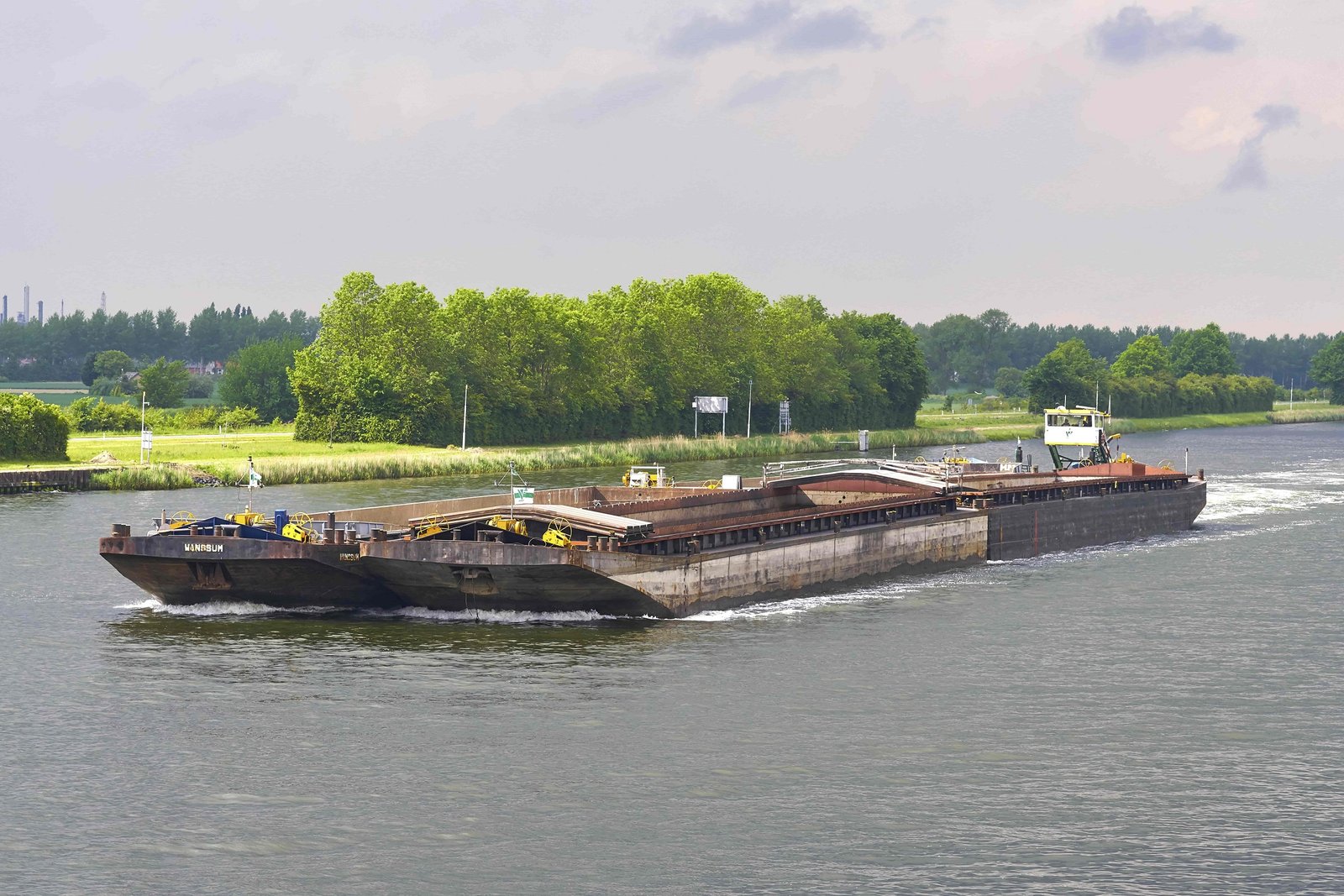 Danique F with 4 barges on Zeeland 102 2500px.jpg